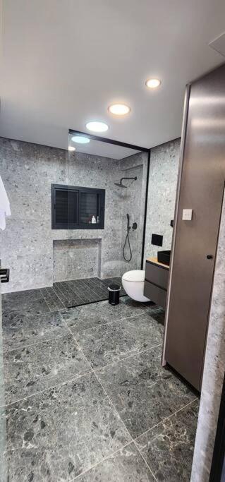 מבנים בים 75 Suites At Sea Haifa Exterior foto