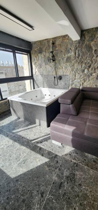מבנים בים 75 Suites At Sea Haifa Exterior foto