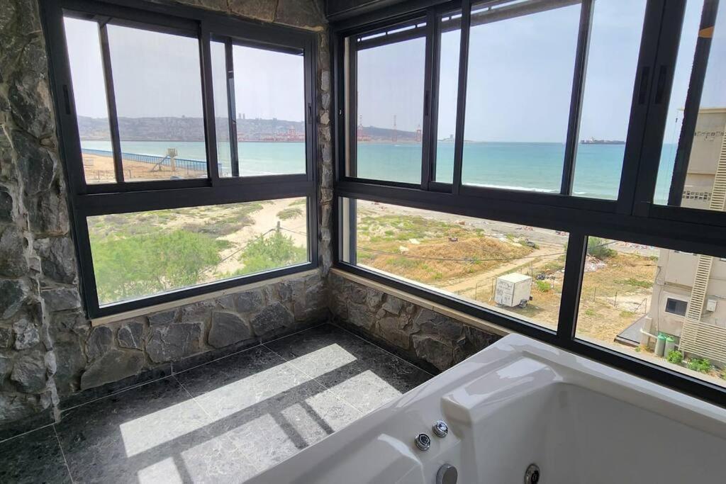 מבנים בים 75 Suites At Sea Haifa Exterior foto